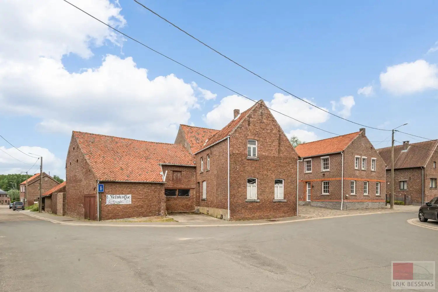 Hoofdfoto van de publicatie: Gedeeltelijk gerenoveerde (vierkants)hoeve, met een potentieel woonoppervlakte van 547m² gelegen op een perceel van 1366m².