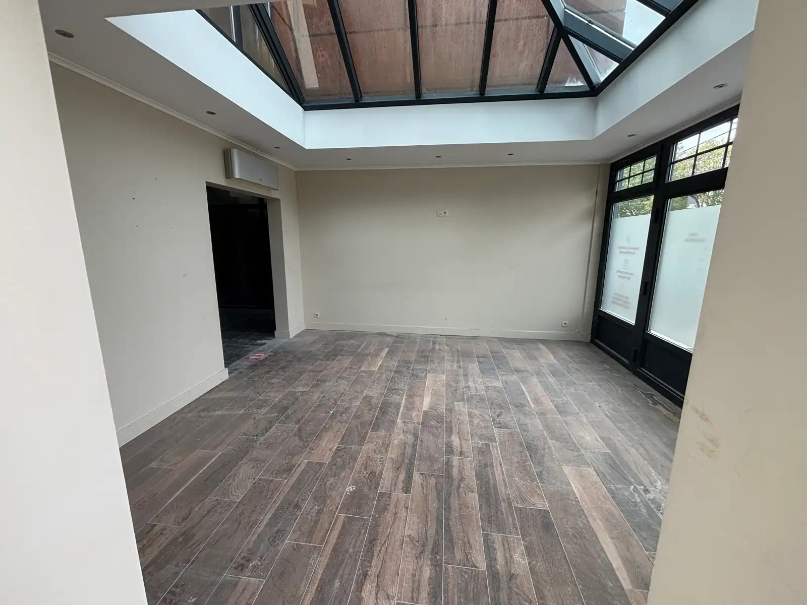 Baanwinkel 300 m² te huur Hannuit zichtlocatie foto 3