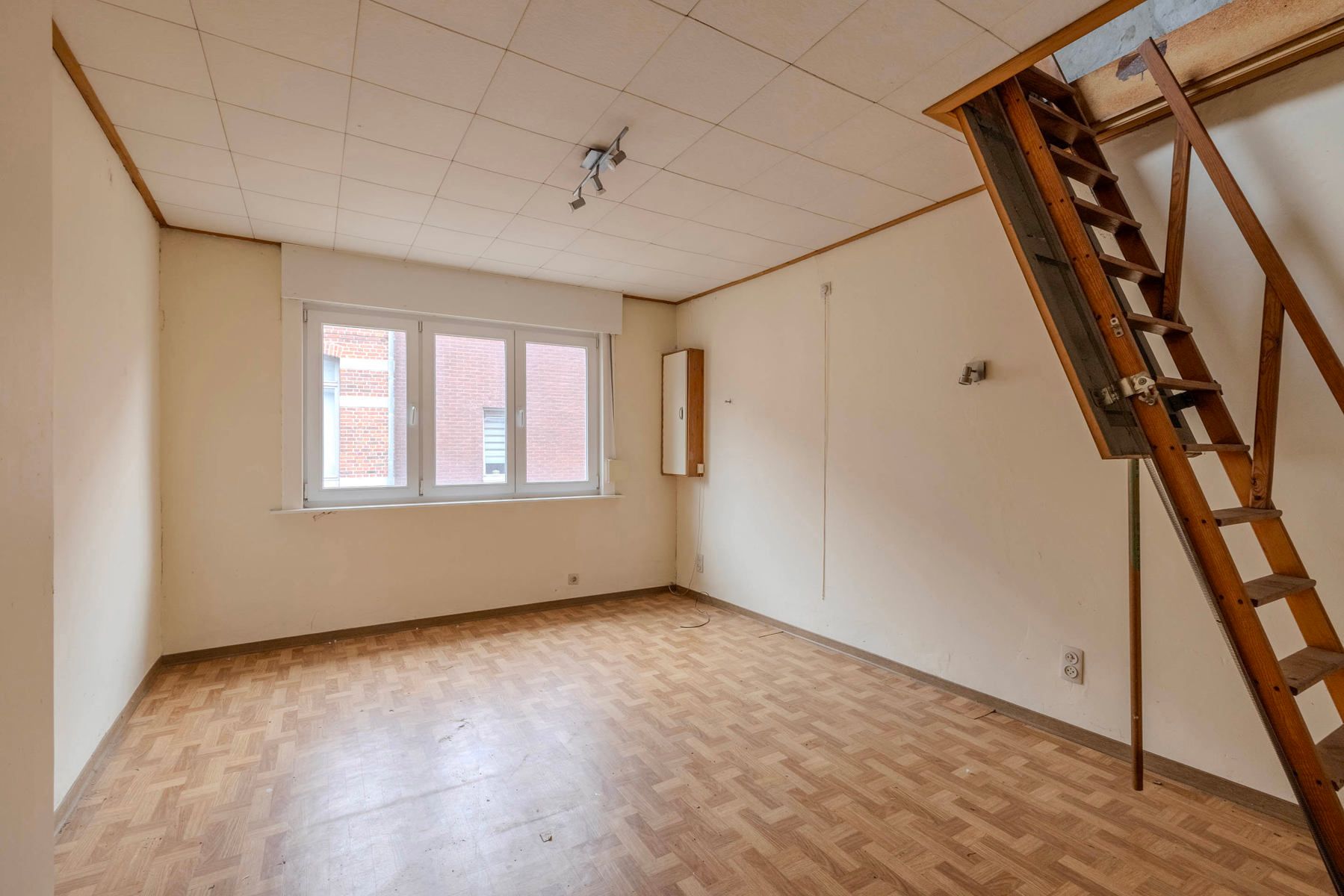 Te renoveren woning op gunstige ligging foto 13