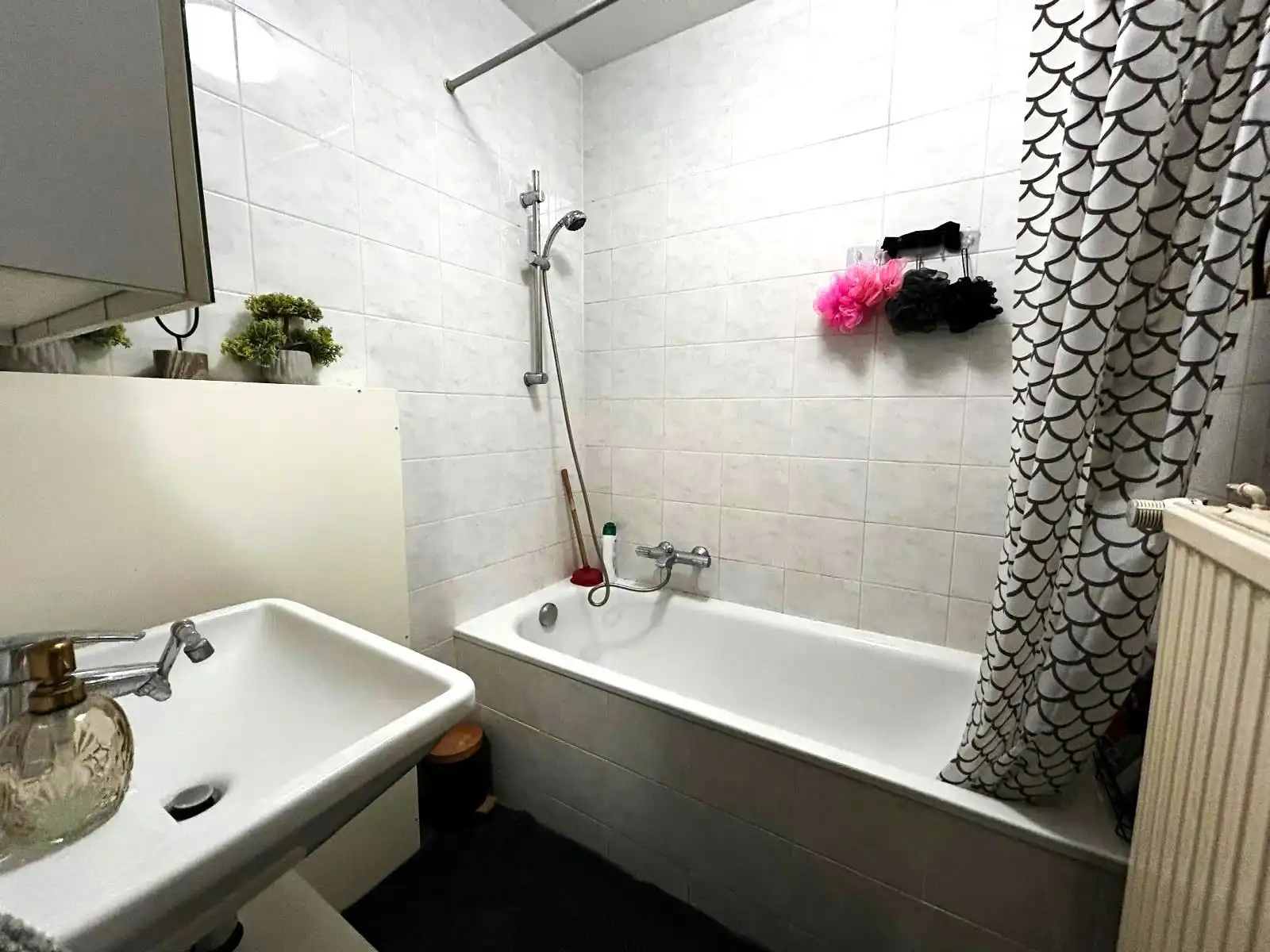 Building met twee verhuurde appartementen en 4 garages foto 10