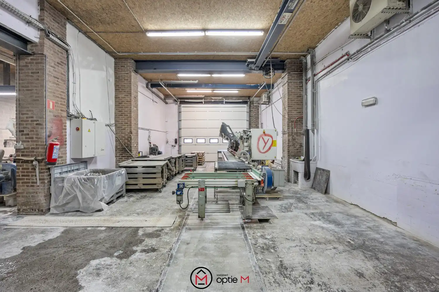 Werkplaats met loods en kantoor te koop in Bilzen foto {{pictureIndex}}