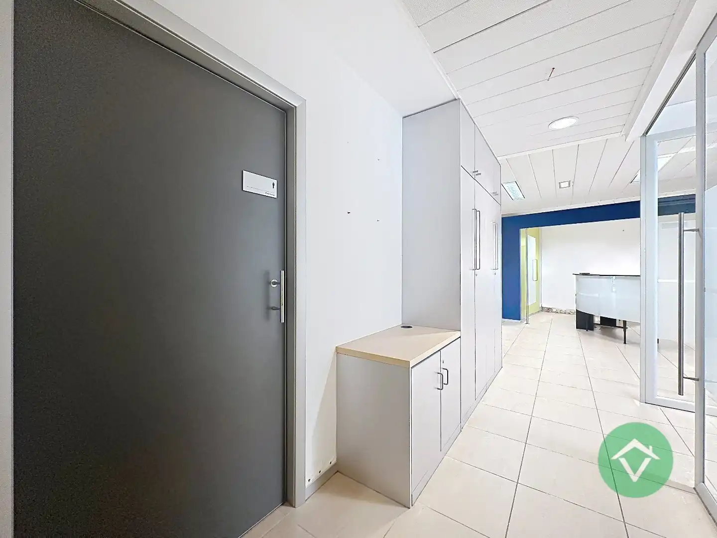 Commerciële toplocatie in Vleteren met burelen, vergaderruimtes en parking foto 18