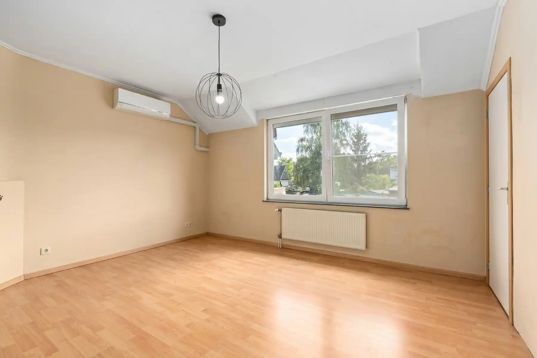 Prachtige gerenoveerde woning met 3 slaapkamers en grote tuin foto 17