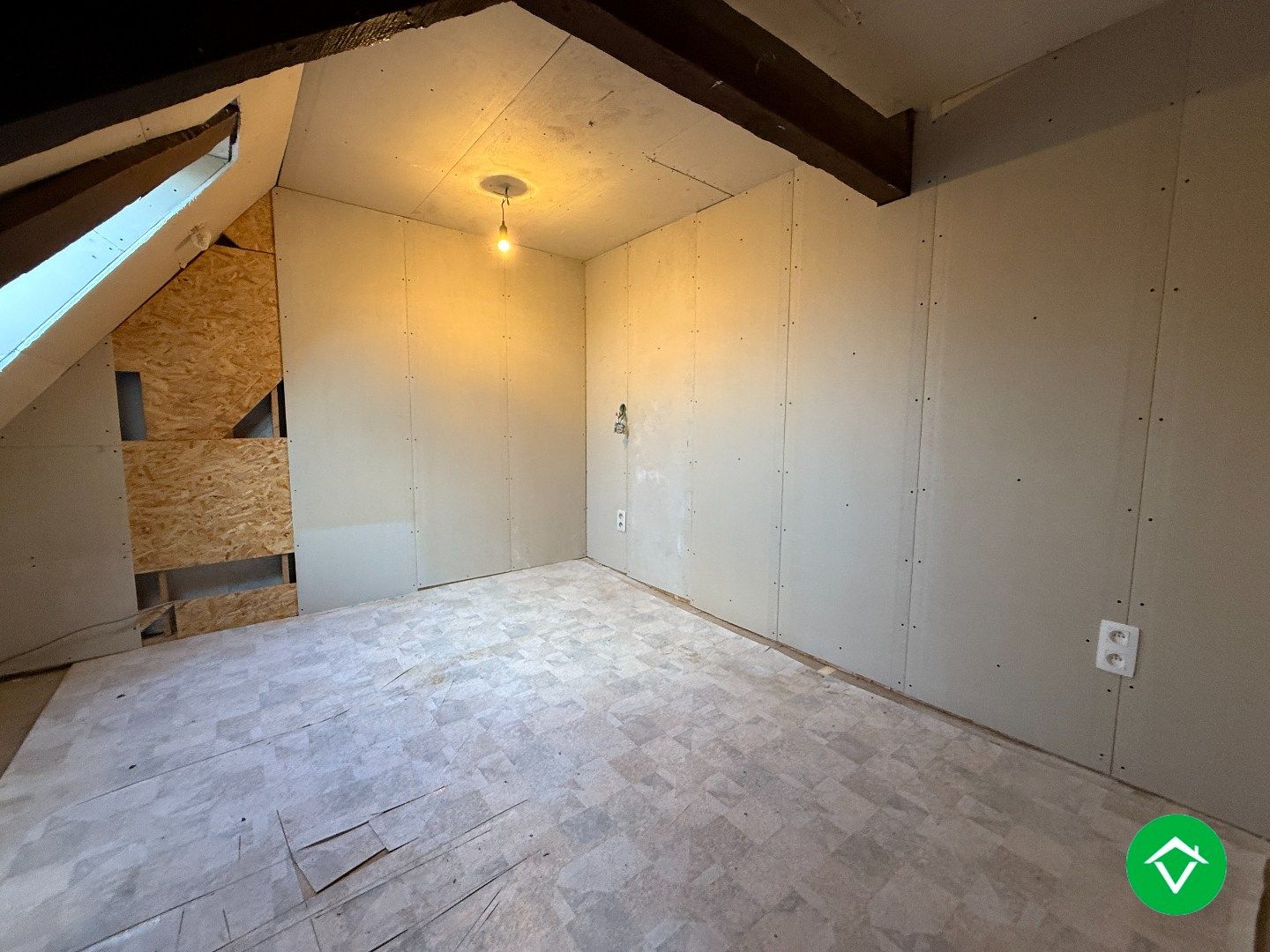 Rustig gelegen halfopen bebouwing met 3 slaapkamers, tuin en garage met uitweg! foto 11