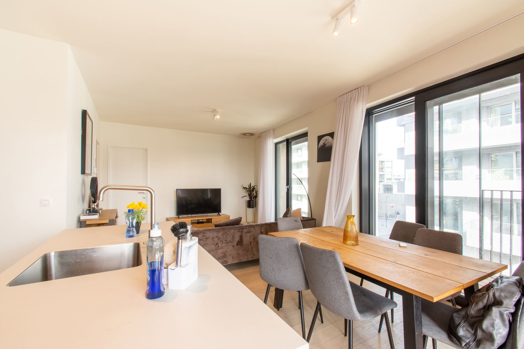 Gezelig lichtrijk gemeubeld 3 kamer appartement foto 3