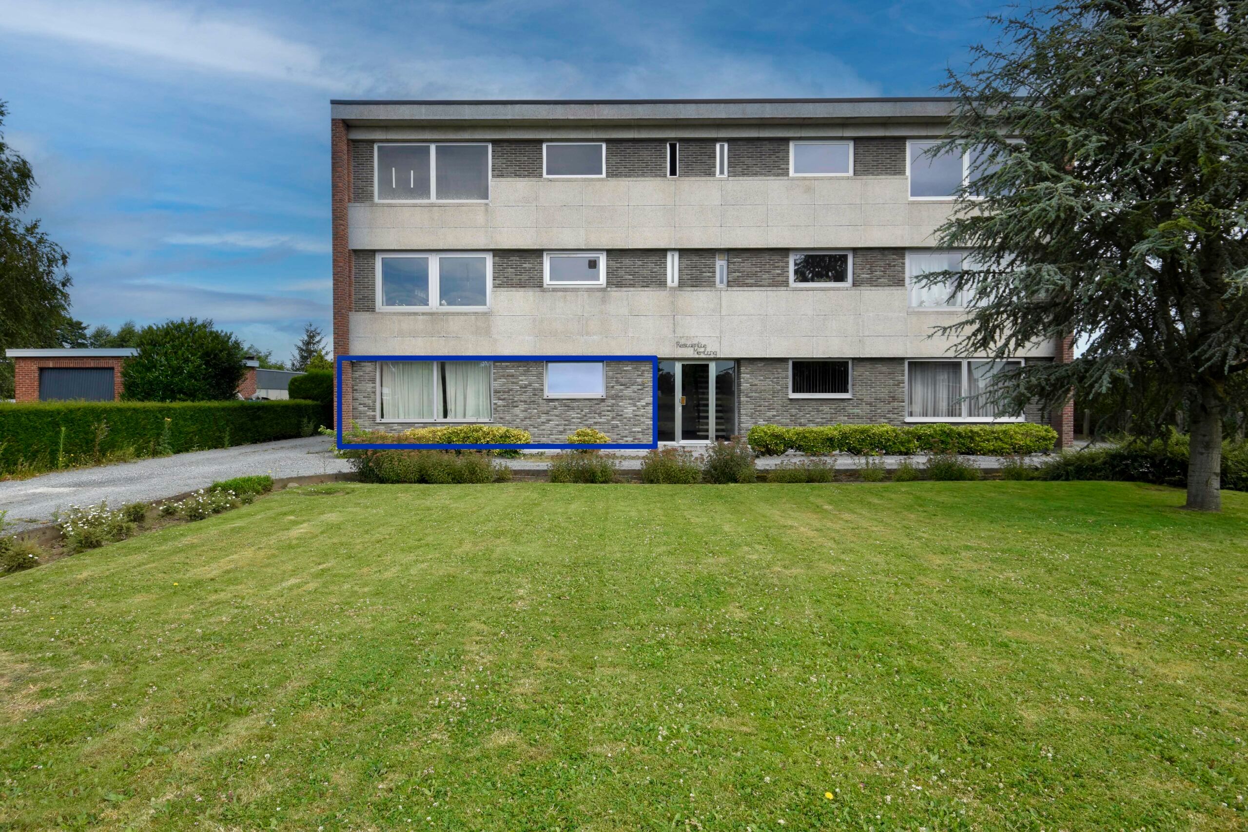 Gelijkvloers appartement met 3 slaapkamers in Sint-Niklaas foto {{pictureIndex}}