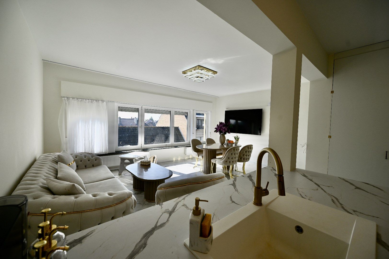 STIJLVOL GERENOVEERD APPARTEMENT MET OVERDEKTE STAANPLAATS TE MARIAKERKE foto {{pictureIndex}}