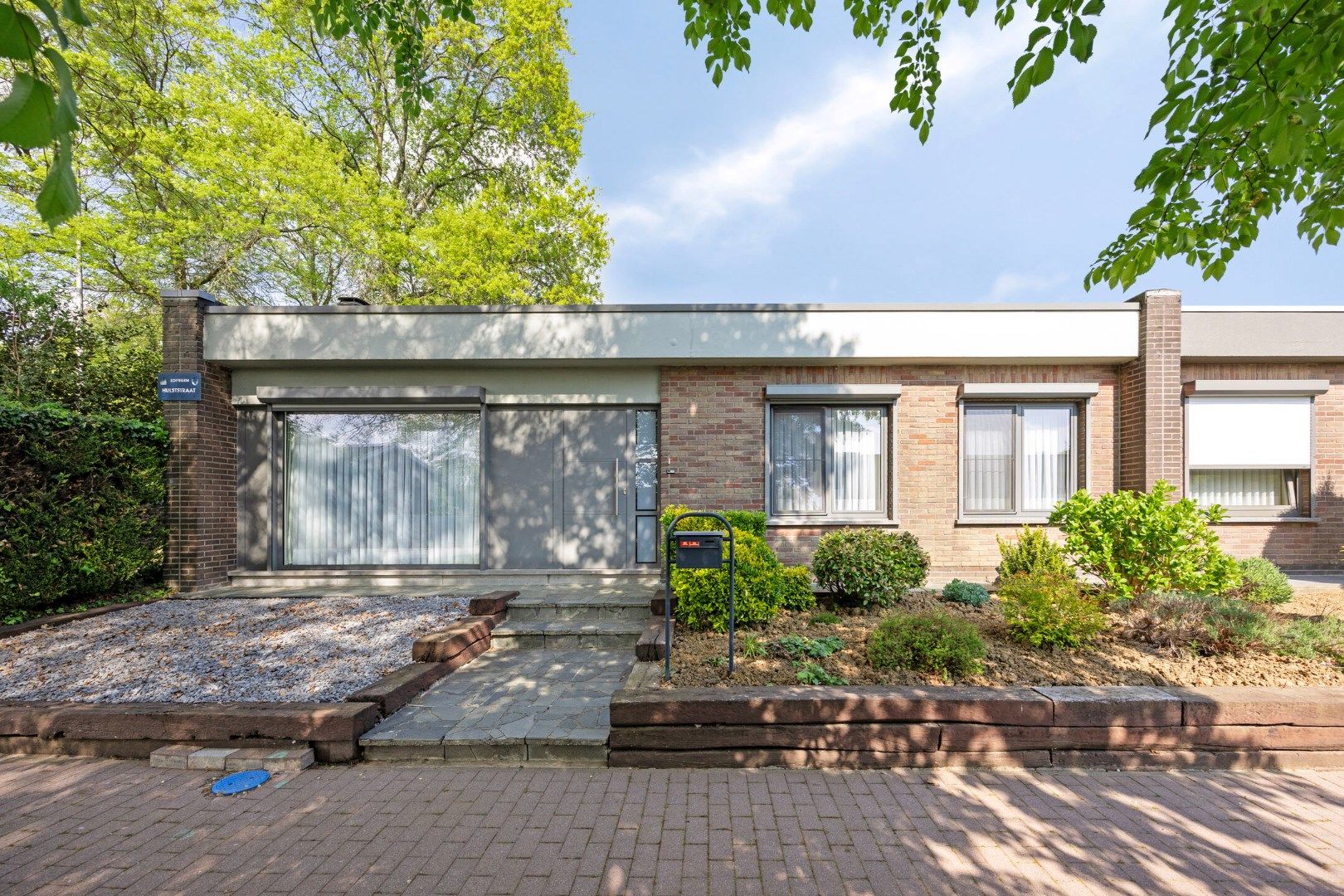 Hoofdfoto van de publicatie: Solide bungalow met 3 slpks en garage nabij centrum