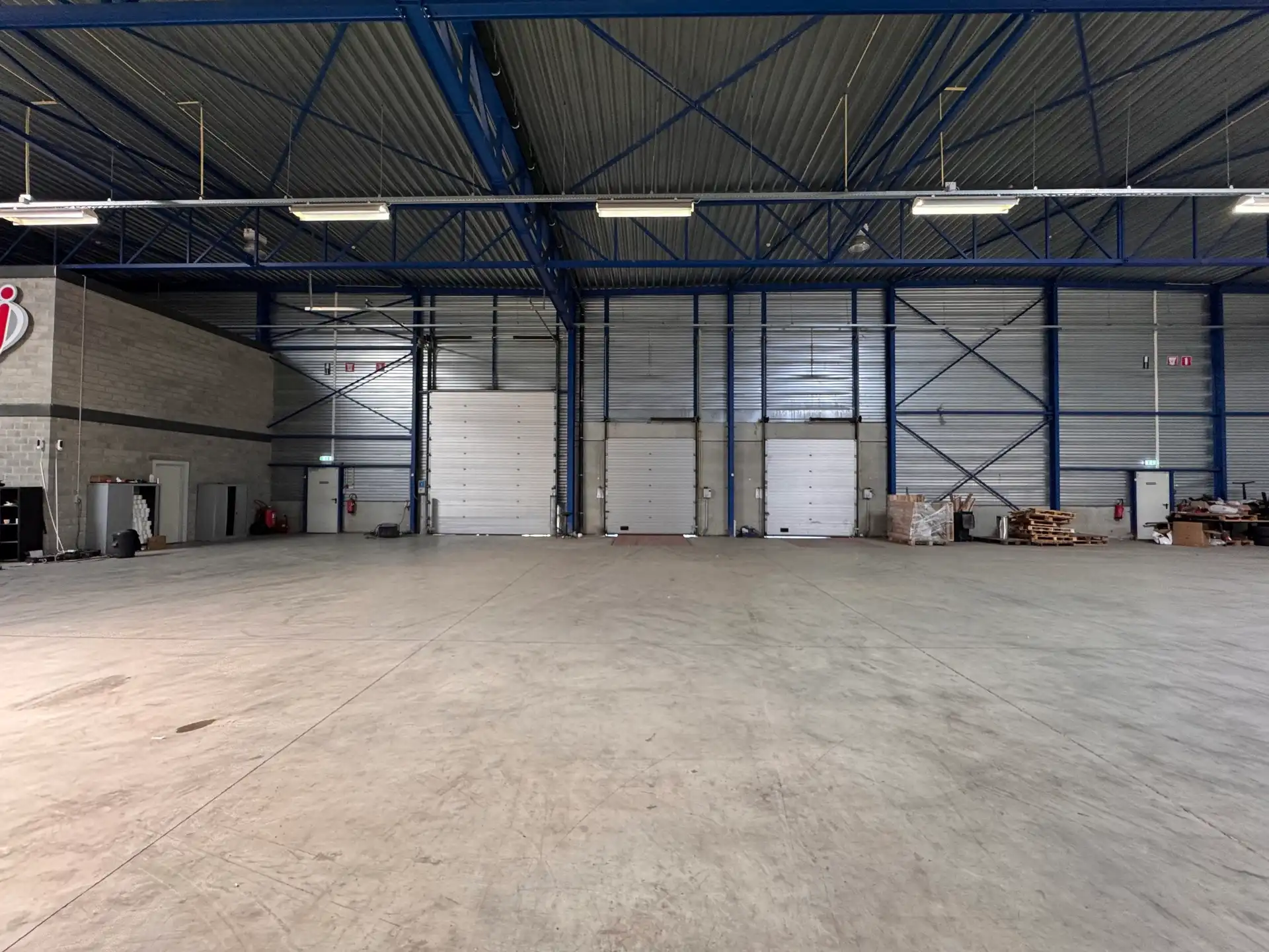 Magazijn (± 2.600 m²) met kantoor en laadkades te huur foto 2