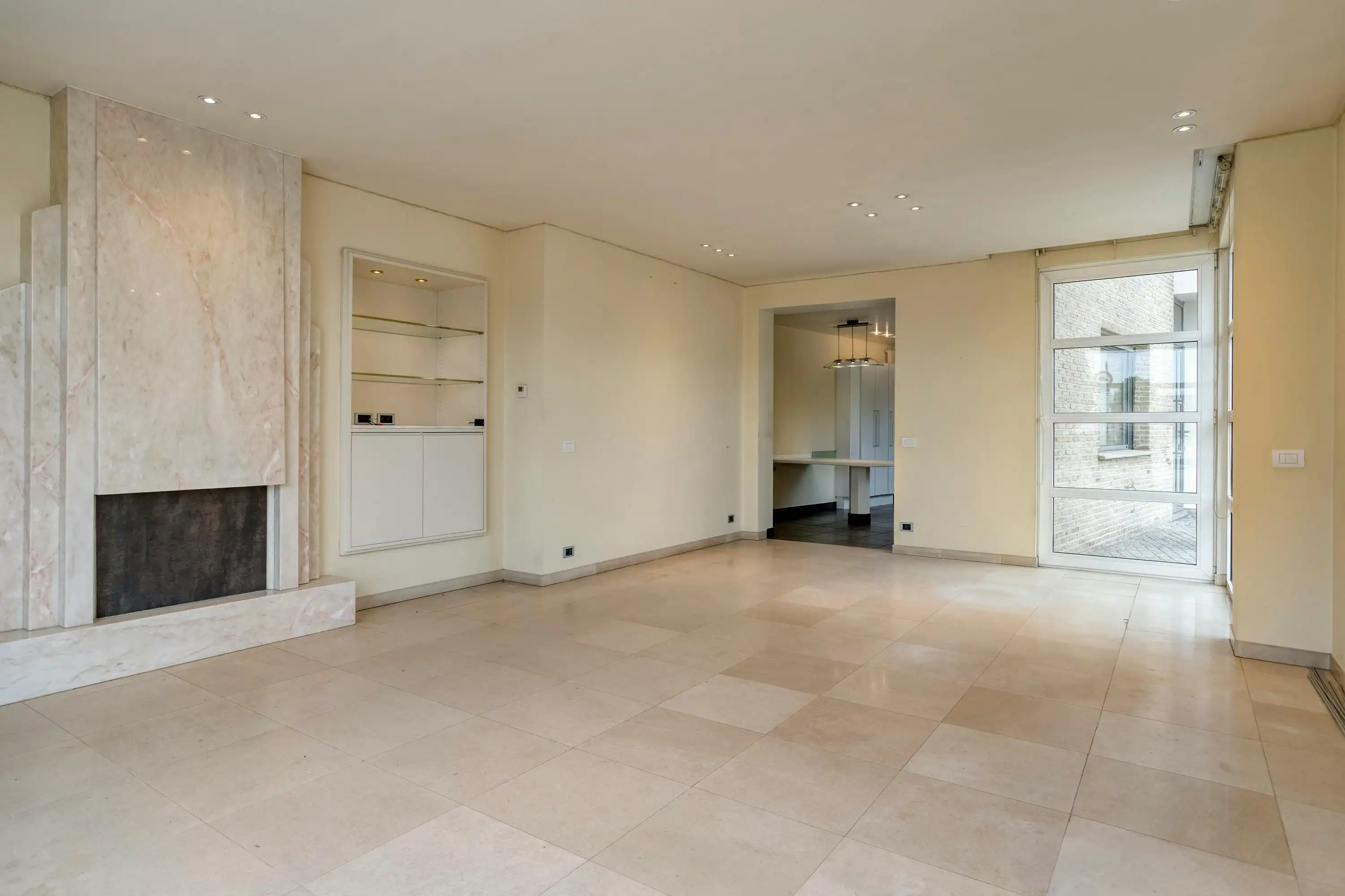Instapklaar huis met 4 kamers en atelier te koop in Waregem foto 3