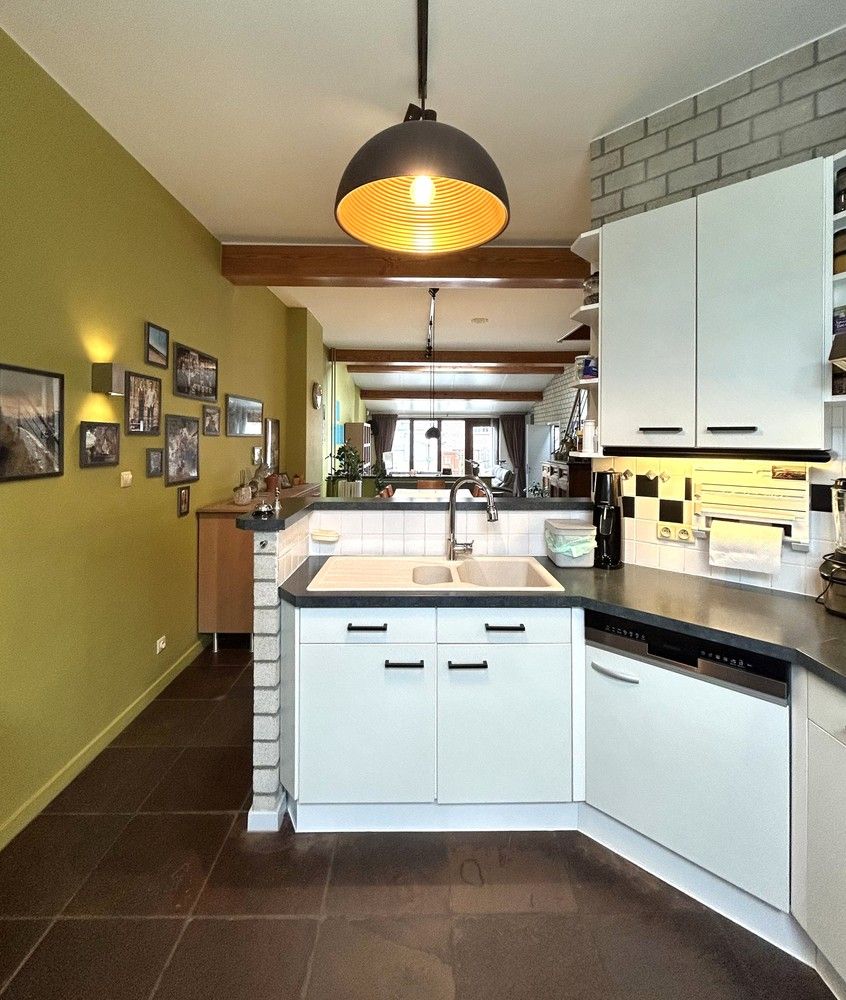 A must see - verrassend ruime woning met achteringang met privéparkeerplaatsen foto 4