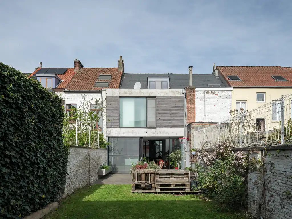 Architecturale burgerwoning naar de hand van Enplus architecten met stadstuin en polyvalente achterbouw op een boogscheut van het stadscentrum. foto 5