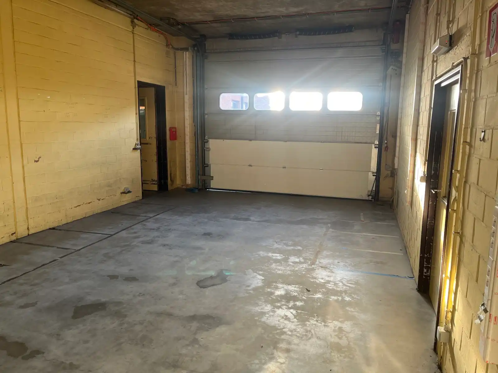 Opsplitsbare polyvalente handelsruimte met parking foto 10