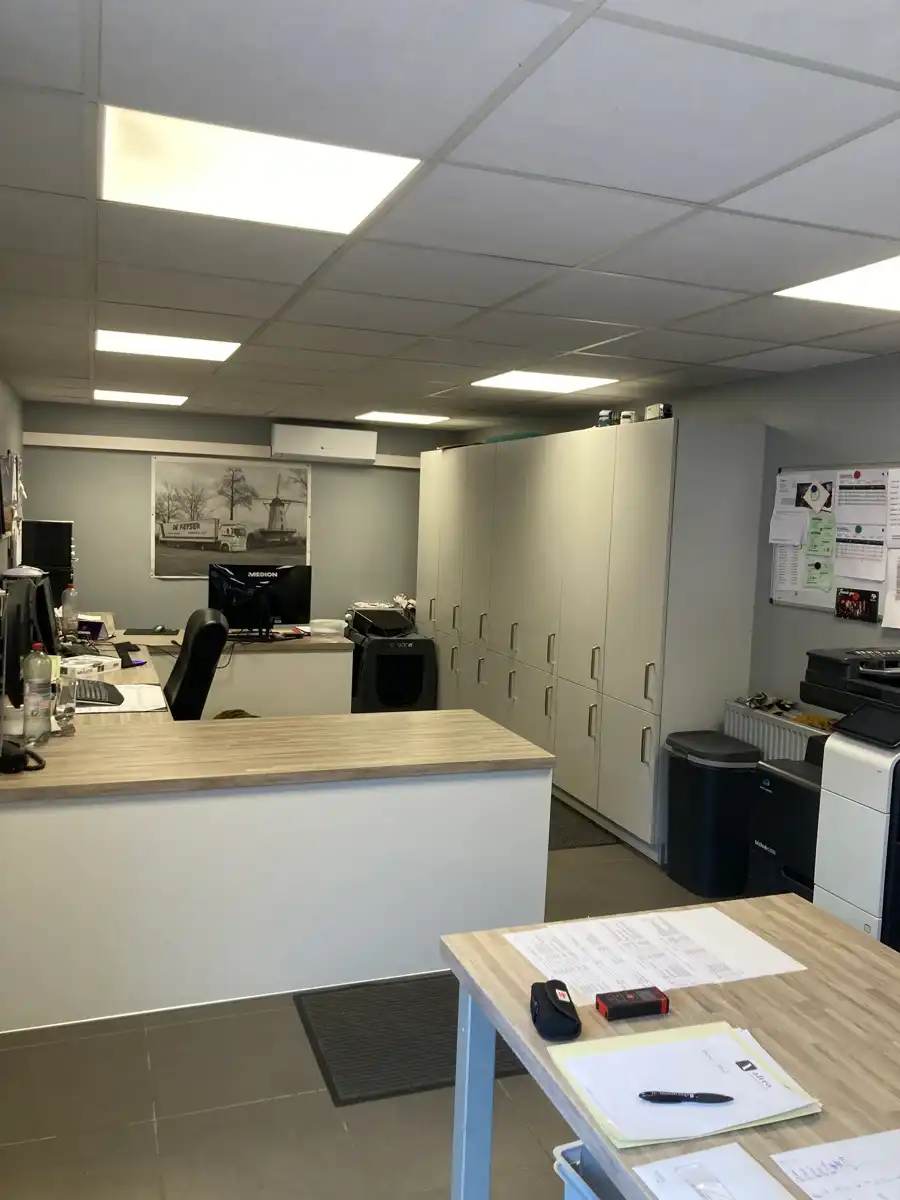 multifunctionele bedrijfsgebouw in perfecte staat met laad en loskaaien vooraan het gebouw. foto 4