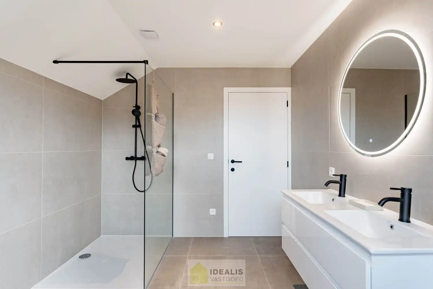 Schitterend volledig vernieuwde woning met een heerlijke open leefruimte, luxe keuken, 3 ruime slaapkamers, een ruime luxueuze badkamer én een apart bureel foto 28