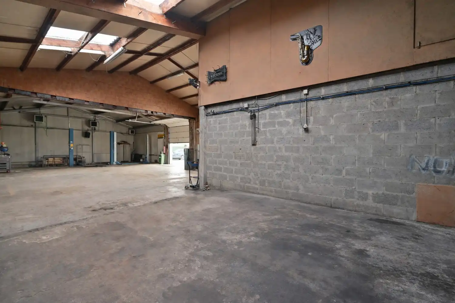 Woning met bedrijfshal op volledig omheind perceel foto 5