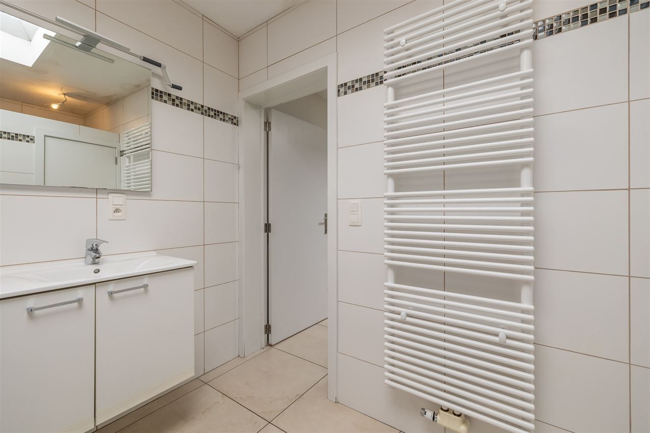 Gerenoveerde woning in rustige straat, 2 slaapkamers, ruime keuken, conforme elektriciteit en wandelroutes vlakbij. foto 16