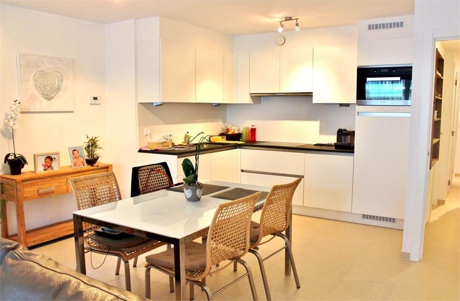 Mooi gelijkvloers appartement met terras en garagebox! foto 2