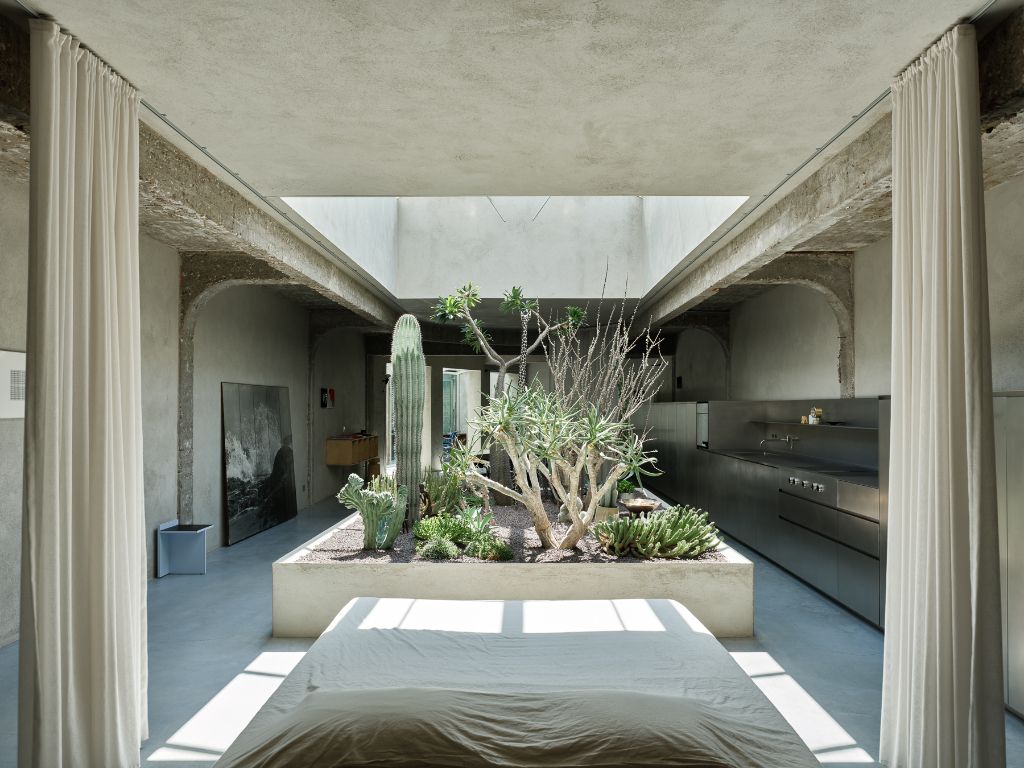 Uniqum - Architectuur tot op haar essentie. Een bijzonder doordacht brutalistisch appartement met tuin op een gegeerde locatie nabij het Sint-Pietersstation. foto 2