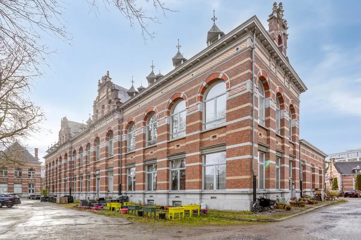 Prachtige loft op unieke locatie in oude Veeartsenschool foto 13