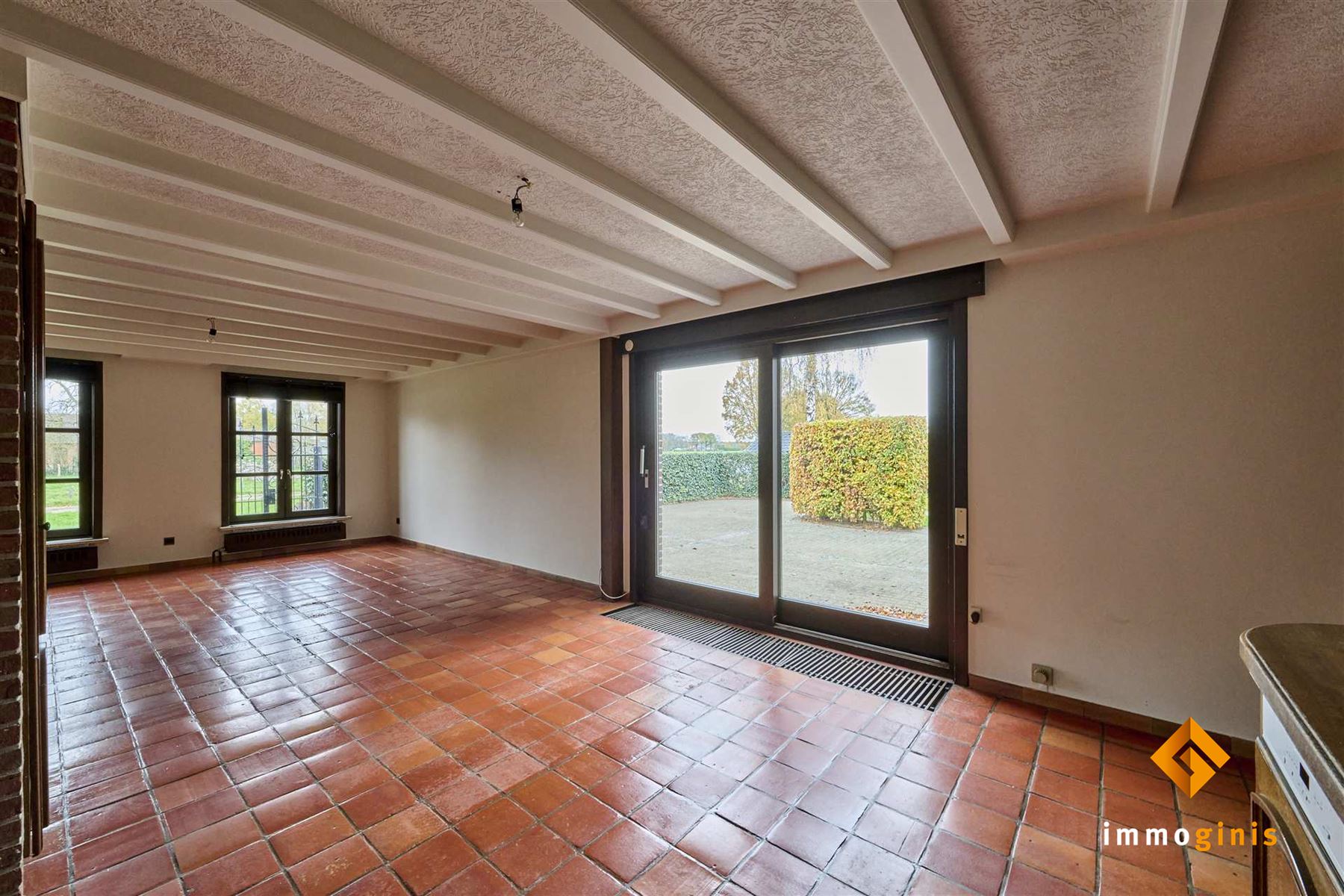 Zéér ruime woning met dubbele inpandige garage op mooi perceel van 7a33ca. foto 9