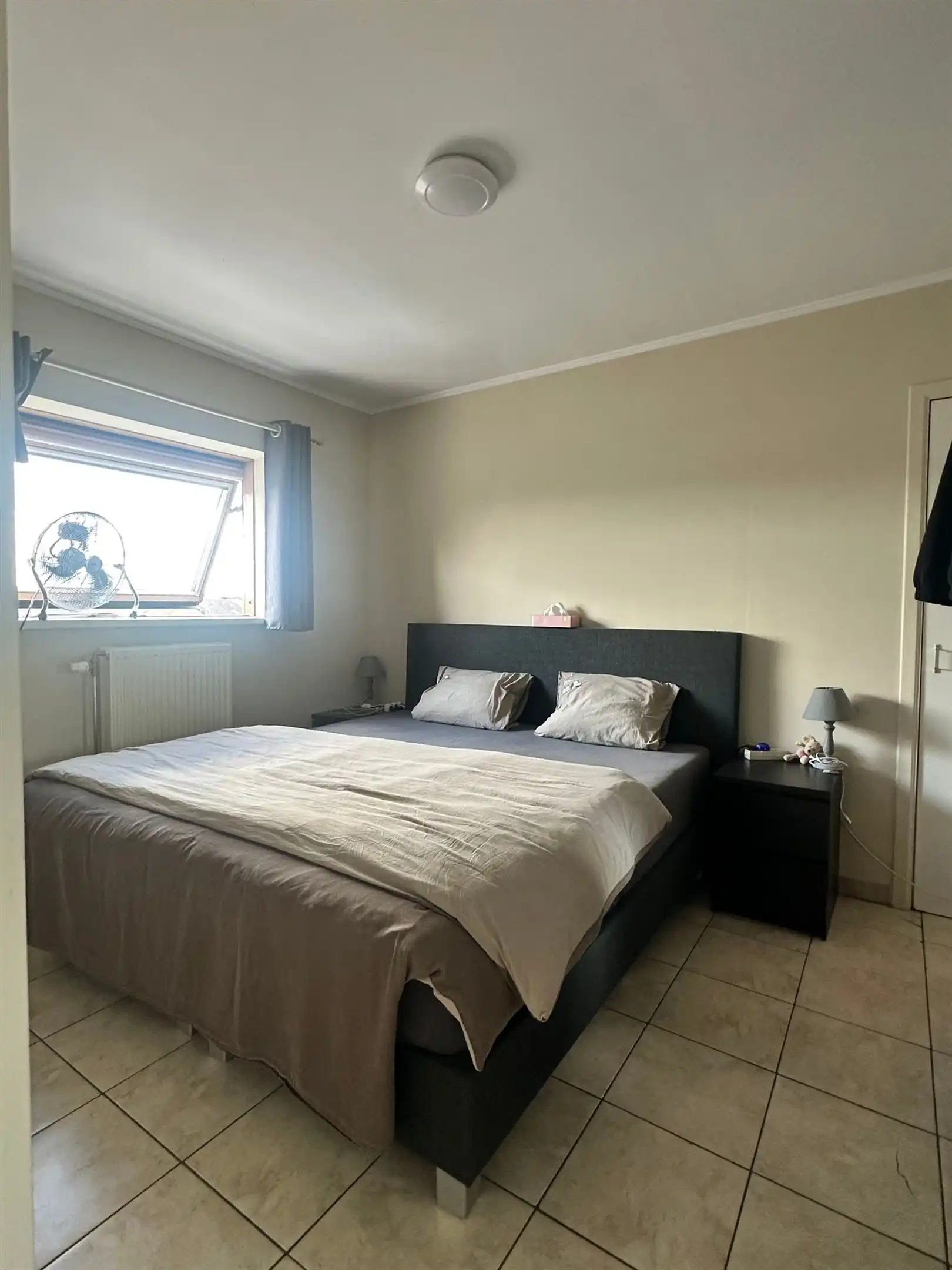 Lichtrijk en instapklaar dakappartement met 2 slaapkamers in het centrum van Buggenhout. foto 4
