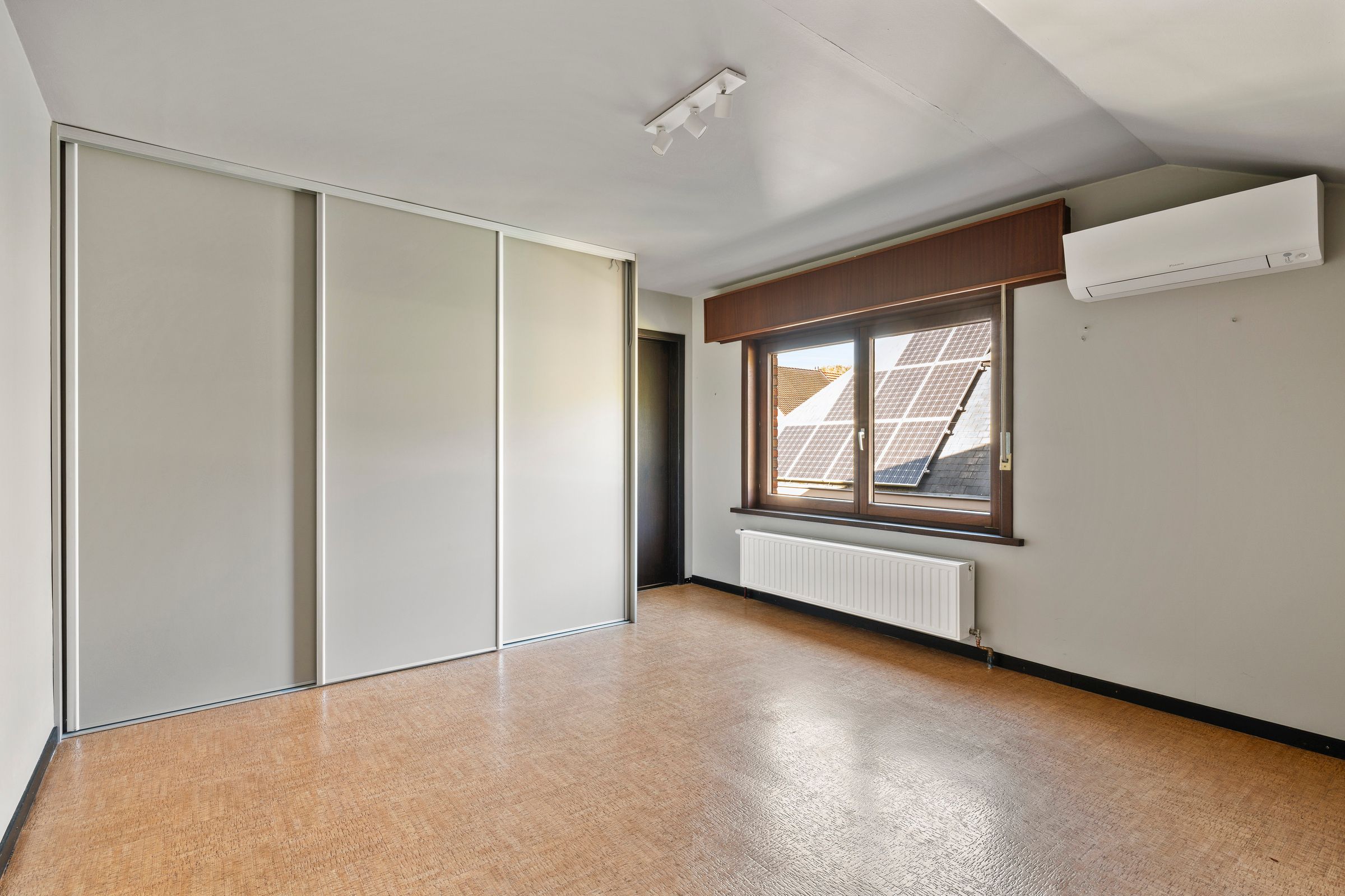 GERENOVEERDE WONING MET ADEMBENEMENDE VERGEZICHTEN foto 22