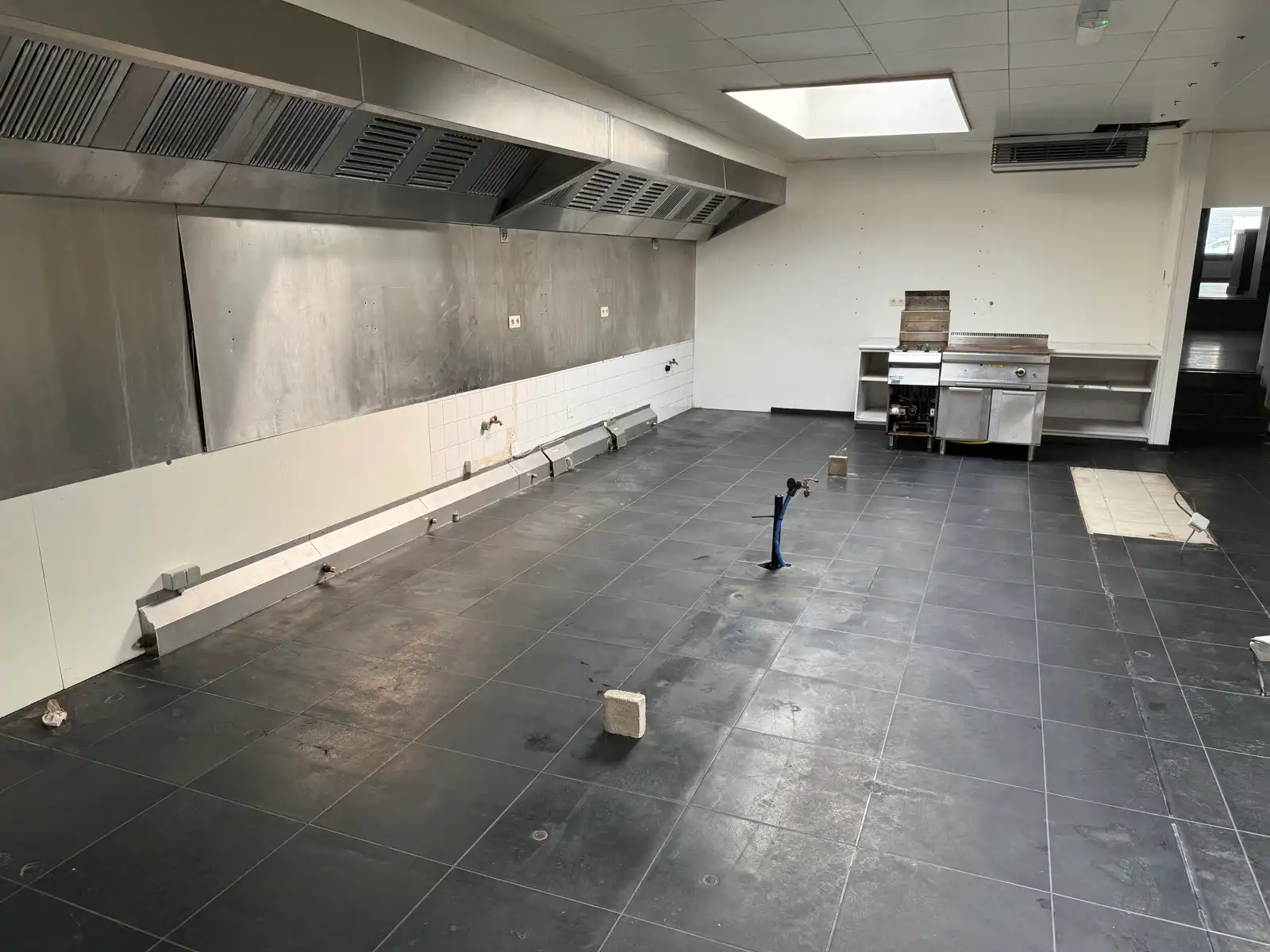 Projectgrond (vroegere feestzaal met woonst en parking) foto 18