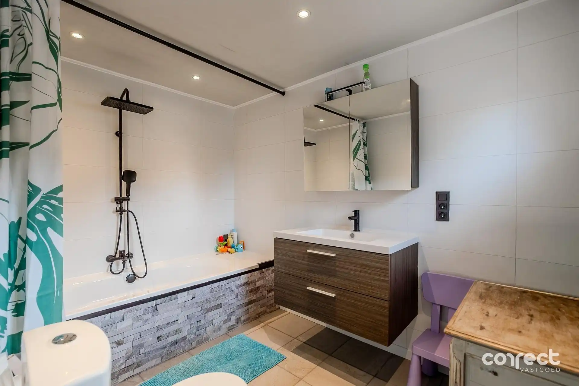 Gerenoveerde ( 2026 ) halfopen bebouwing met ruime tuin, garage en 3 slaapkamers. foto 6