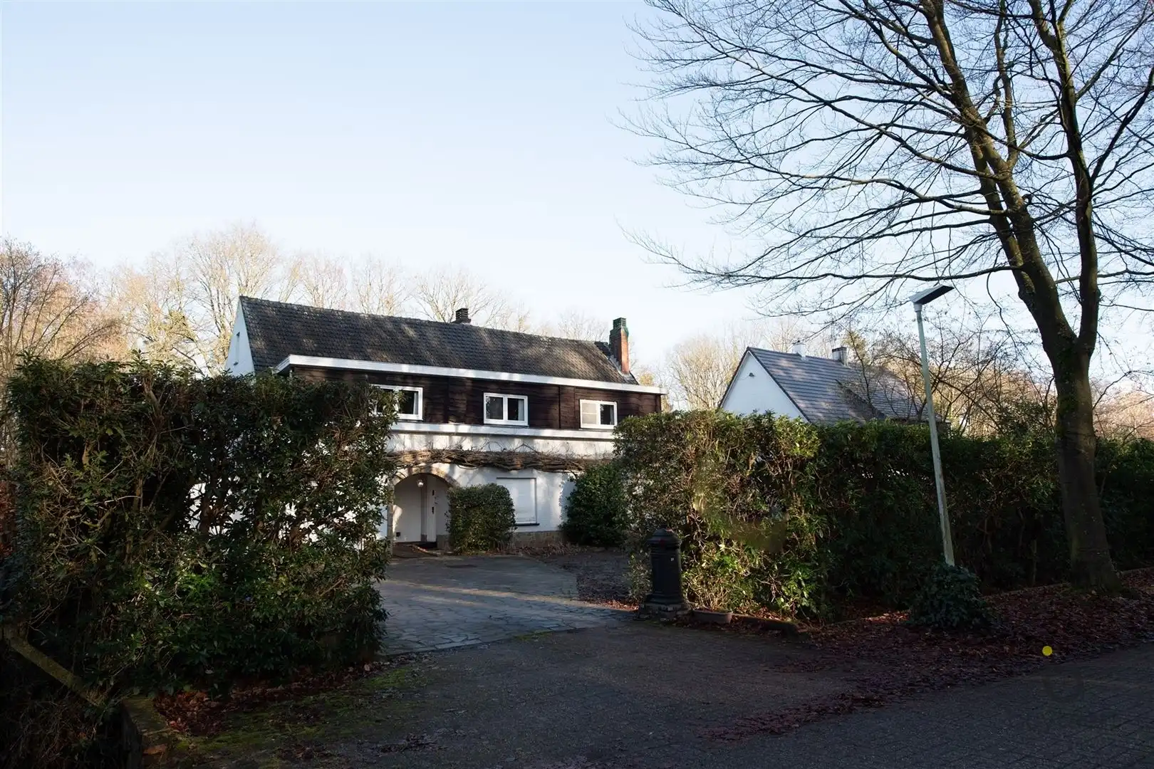 Hoofdfoto van de publicatie: Veel renovatiepotentieel in ruime rustig gelegen familiewoning midden in het groen!