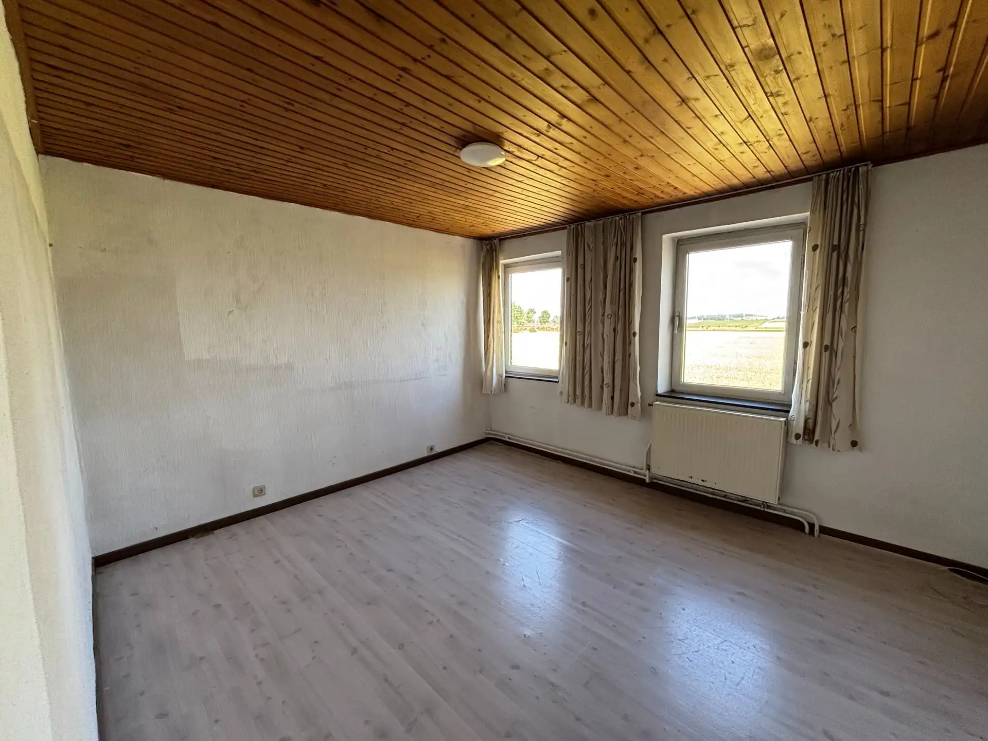 Landelijk gelegen renovatiewoning met prachtig uitzicht over de velden foto 17