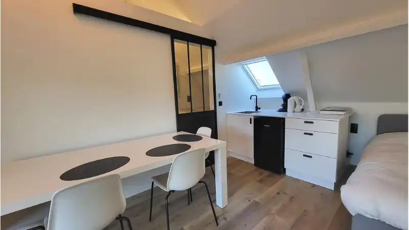 Gemeubelde studio te huur in het centrum van Brugge foto 4