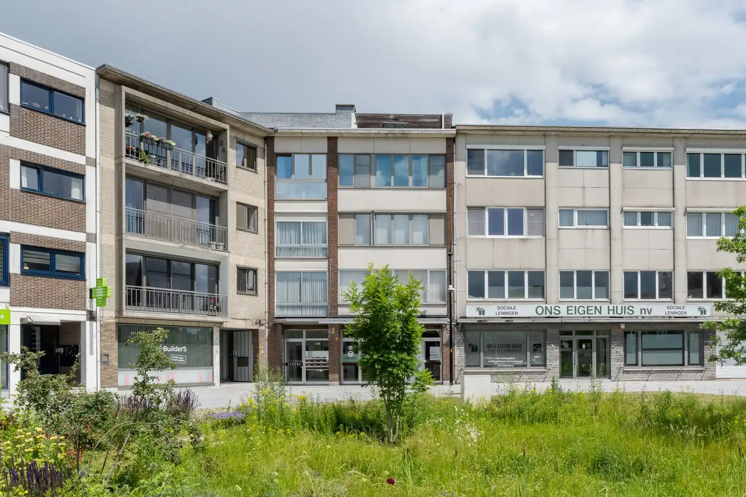 Mooi gerenoveerd appartement pal in het centrum van Neerpelt! foto {{pictureIndex}}