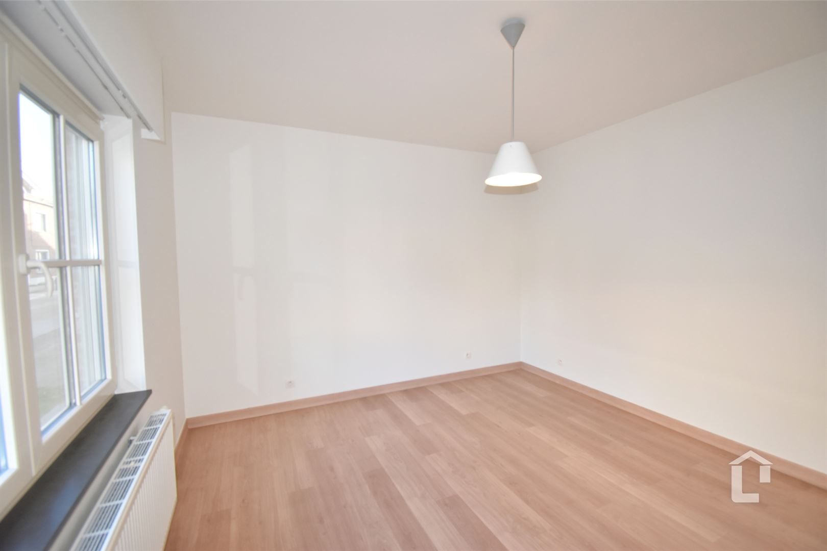 Ruim, recent gelijkvloers appartement in centrum Sint-Denijs-Westerm foto 7