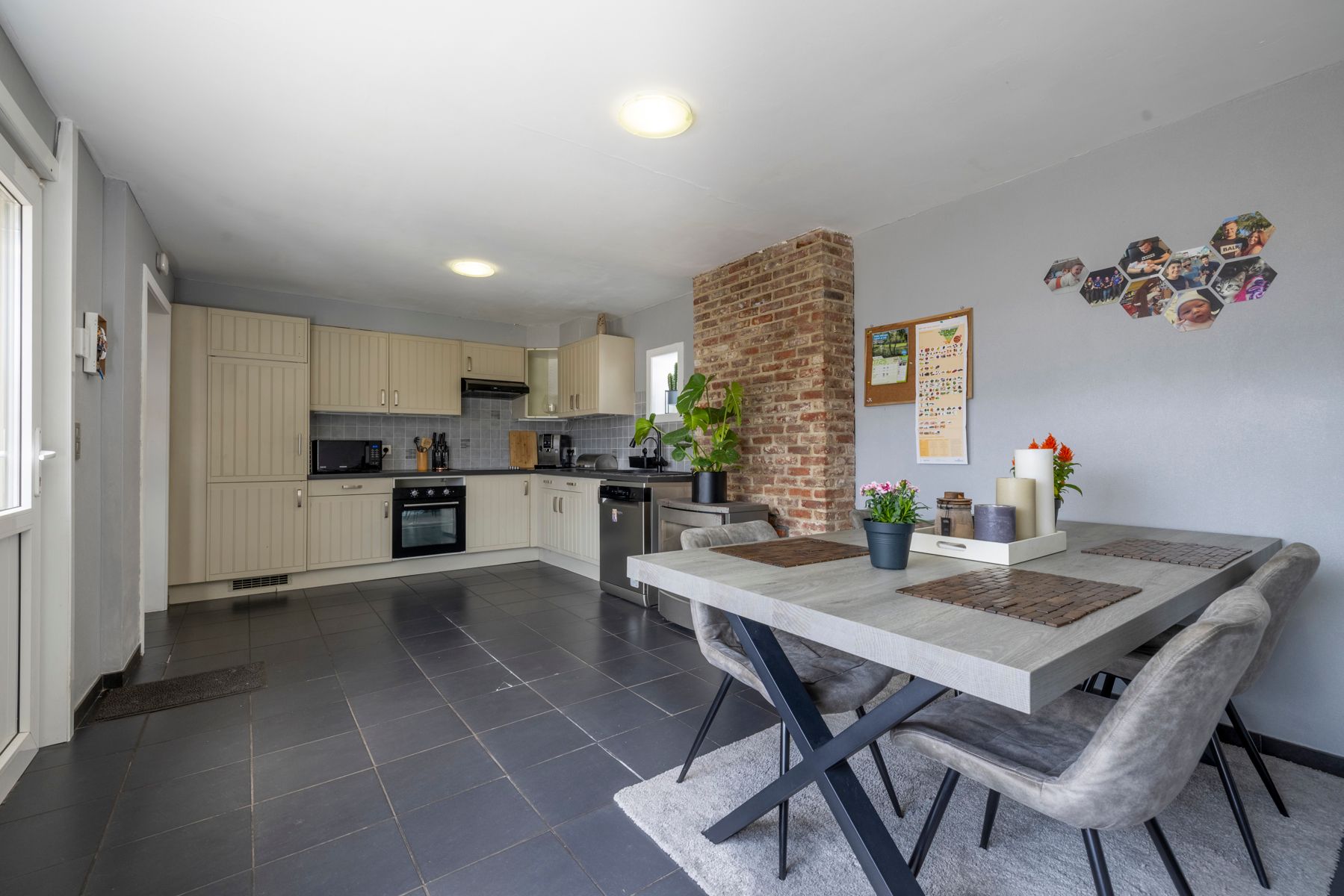 Woning met 2 slaapkamers, bureau en garage te koop! foto 2