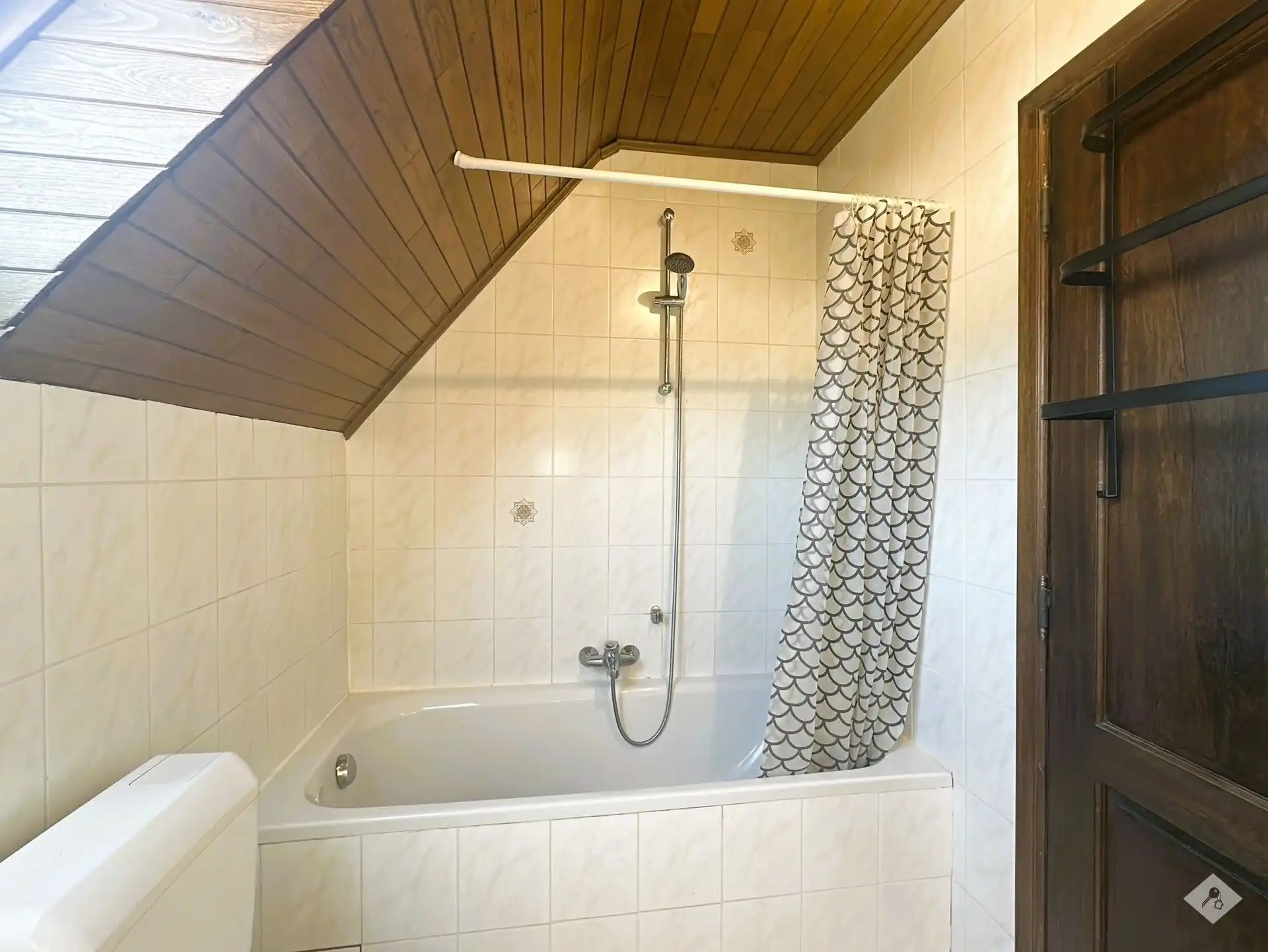 Gezinswoning met 5 slaapkamers op ruim perceel foto 18