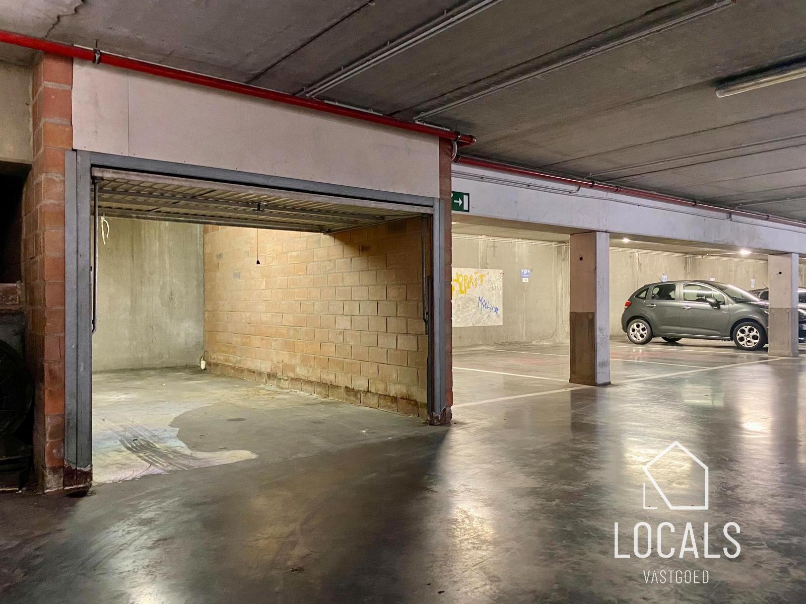 Onmiddellijke beschikbaar! Goed gelegen gesloten garage!  foto 4