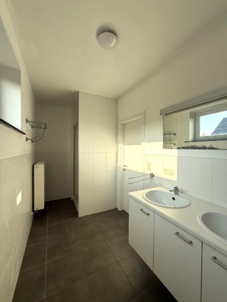 Rustig gelegen woning met mooie tuin en carport foto 15