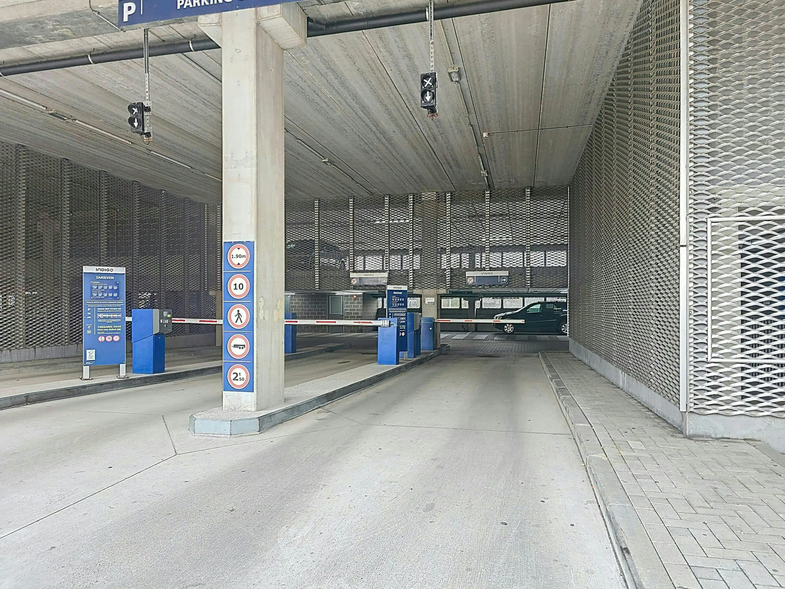 4 autostaanplaatsen te koop nabij station van Blankenberge foto 2