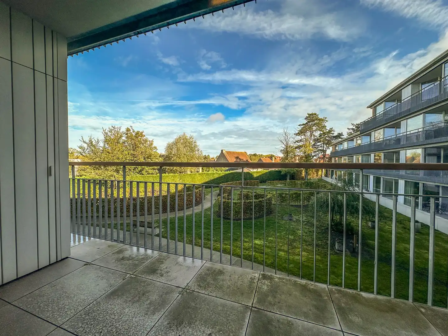 Welgelegen nieuwbouw assistentiewoning in hartje Oostduinkerke-dorp. foto {{pictureIndex}}