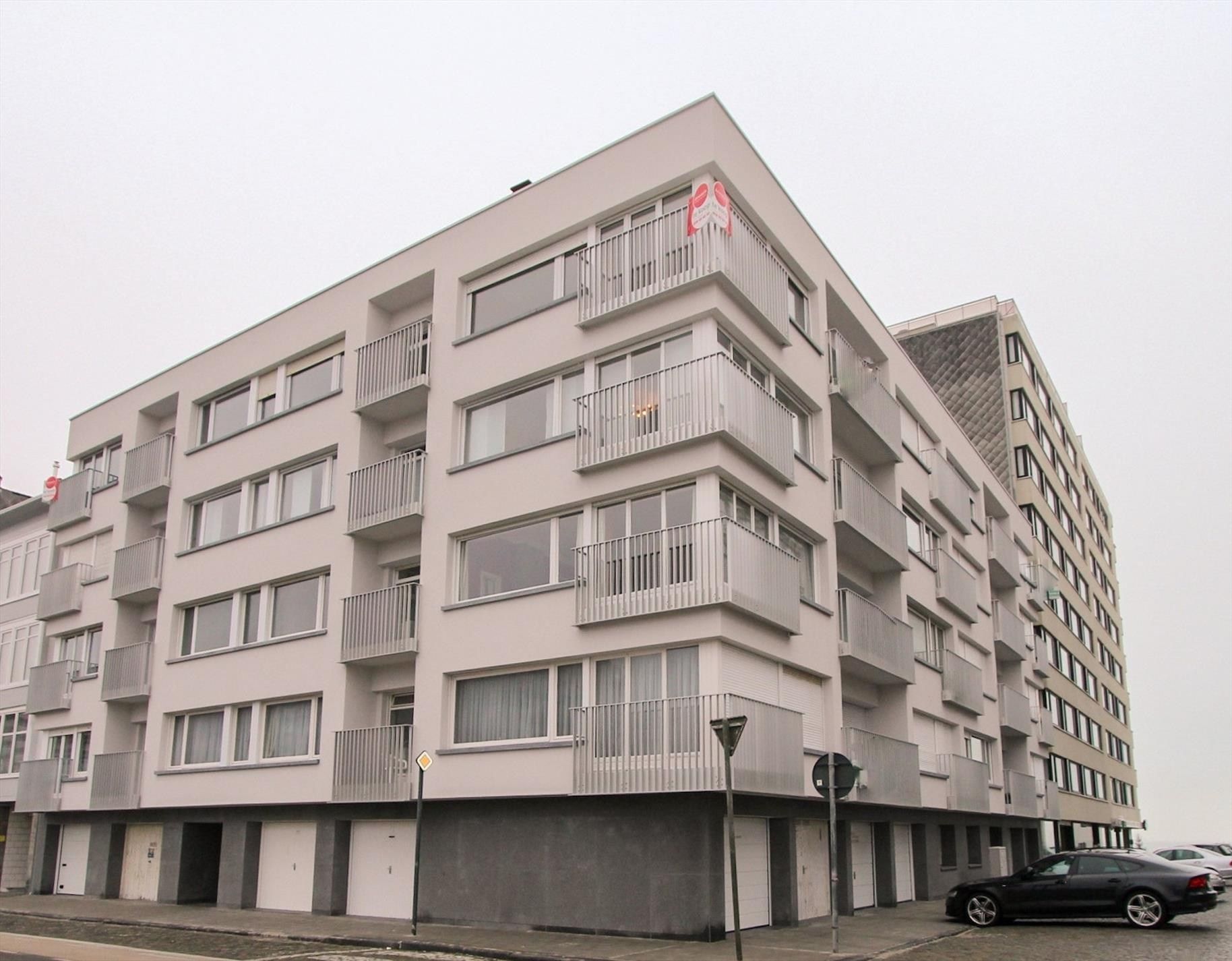 Te renoveren studio met zeer ruim balkon met zijdelings zeezicht. foto {{pictureIndex}}