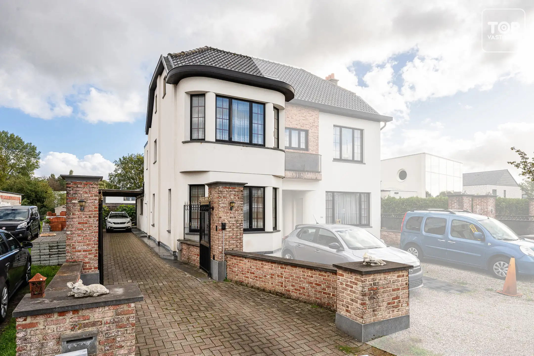 Karaktervolle half open woning met mooie gevel.  foto 2