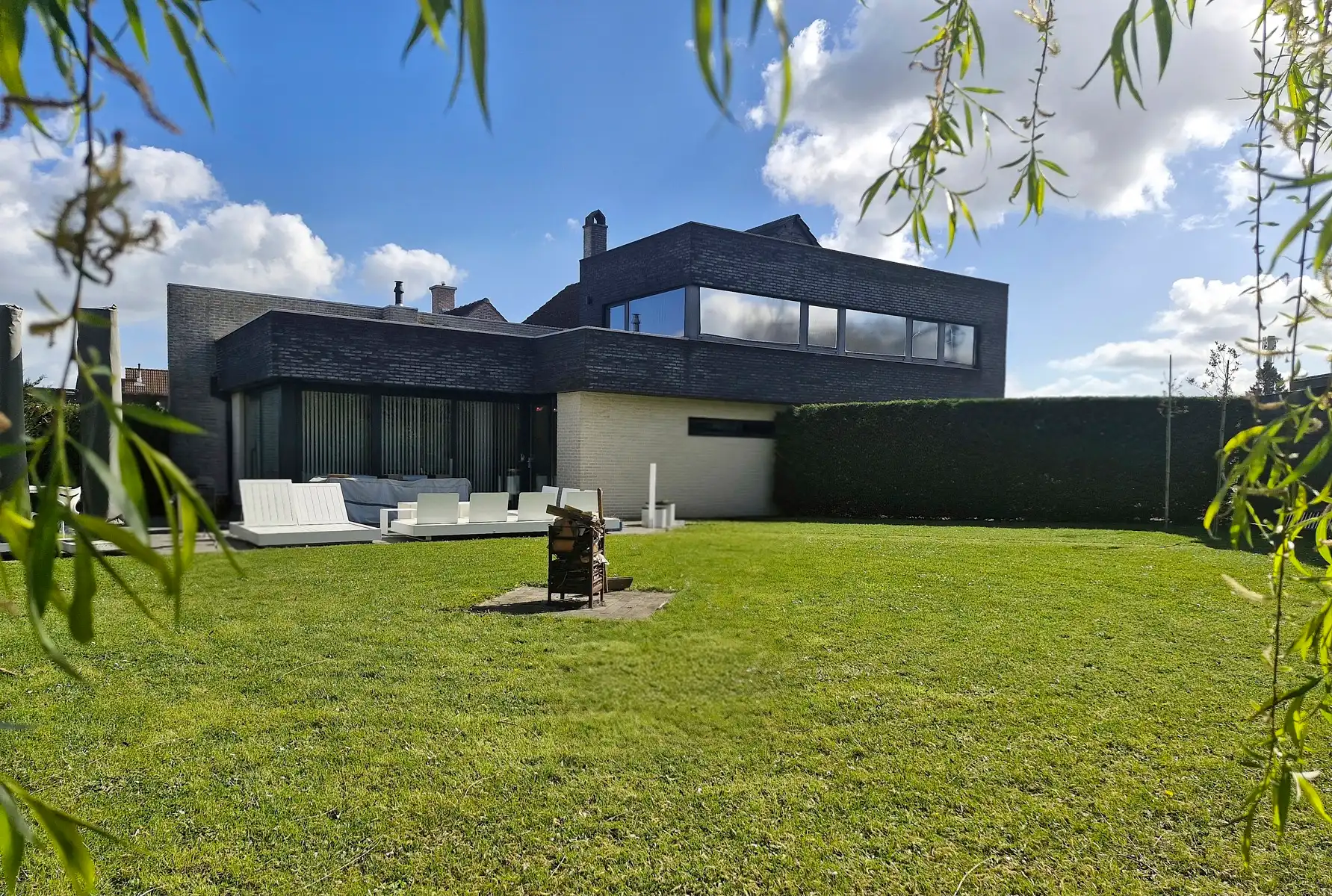 Uitzonderlijke woning met zwemvijver en 4 slaapkamers te Lede! foto {{pictureIndex}}