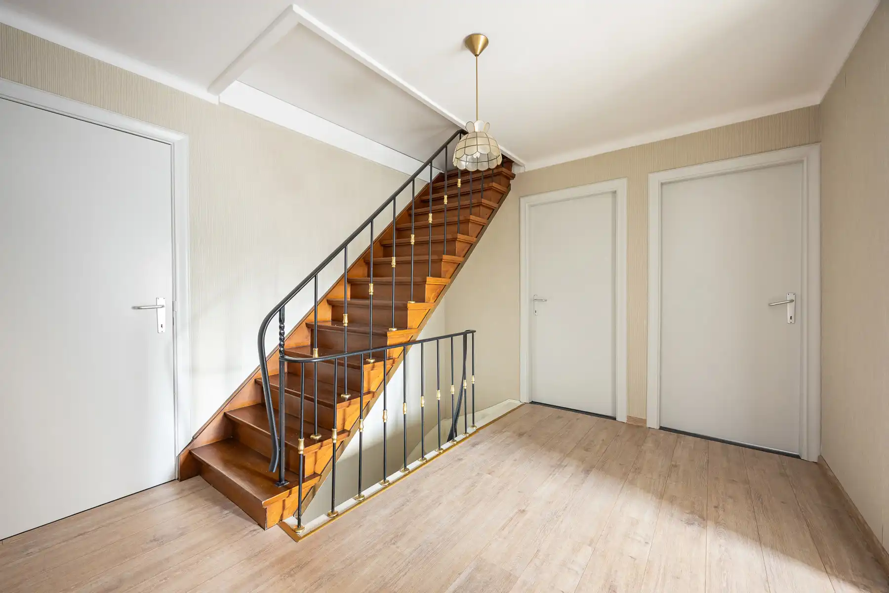 Ruime gezinswoning met 5 slaapkamers op een perceel van 638m². foto 22