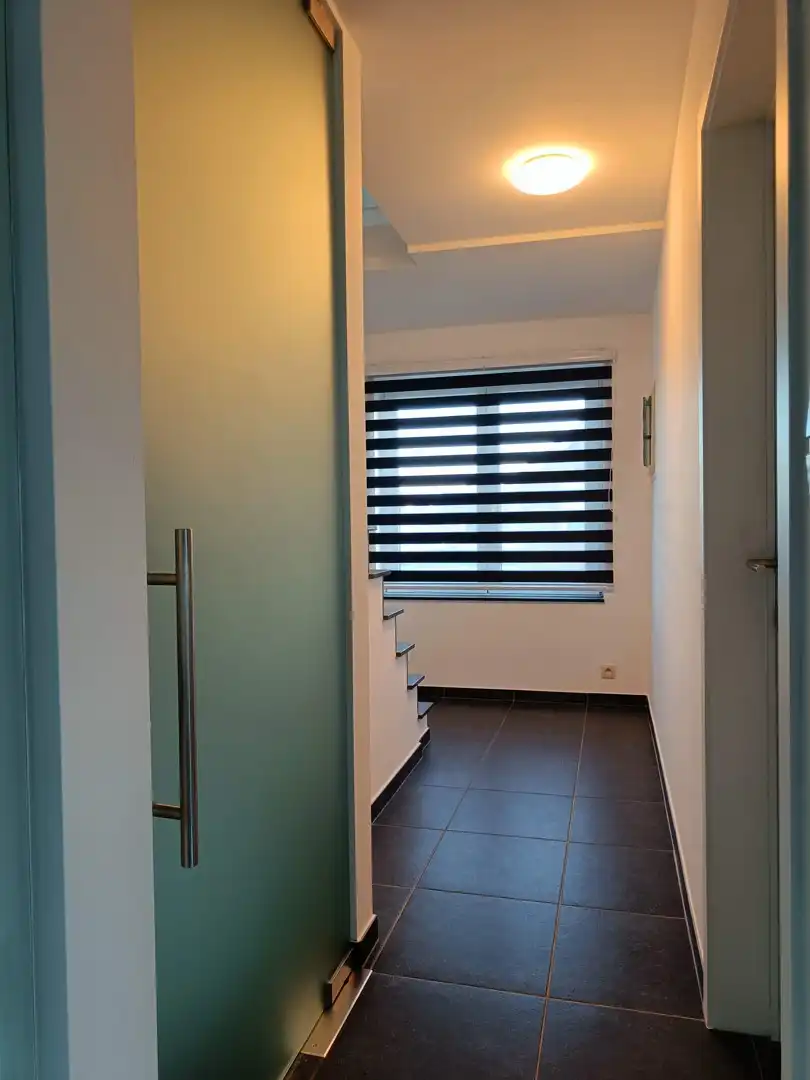 Instapklaar duplexappartement met 2 slpk, terras, garage & 2 parkeerplaatsen te huur in Bilzen foto 5