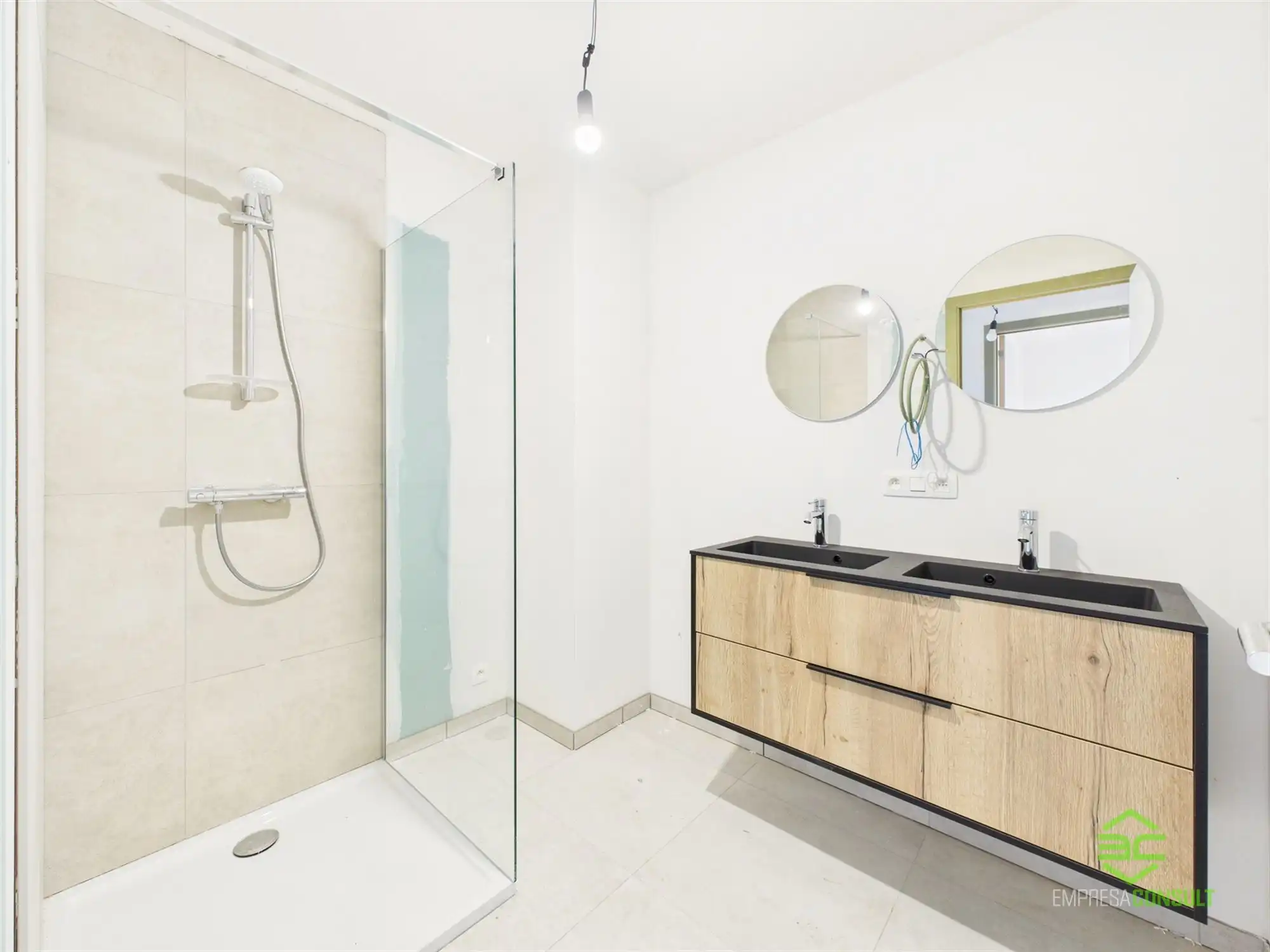 Afgewerkte nieuwbouwwoning met 4 slpk en E-peil 0! foto 12