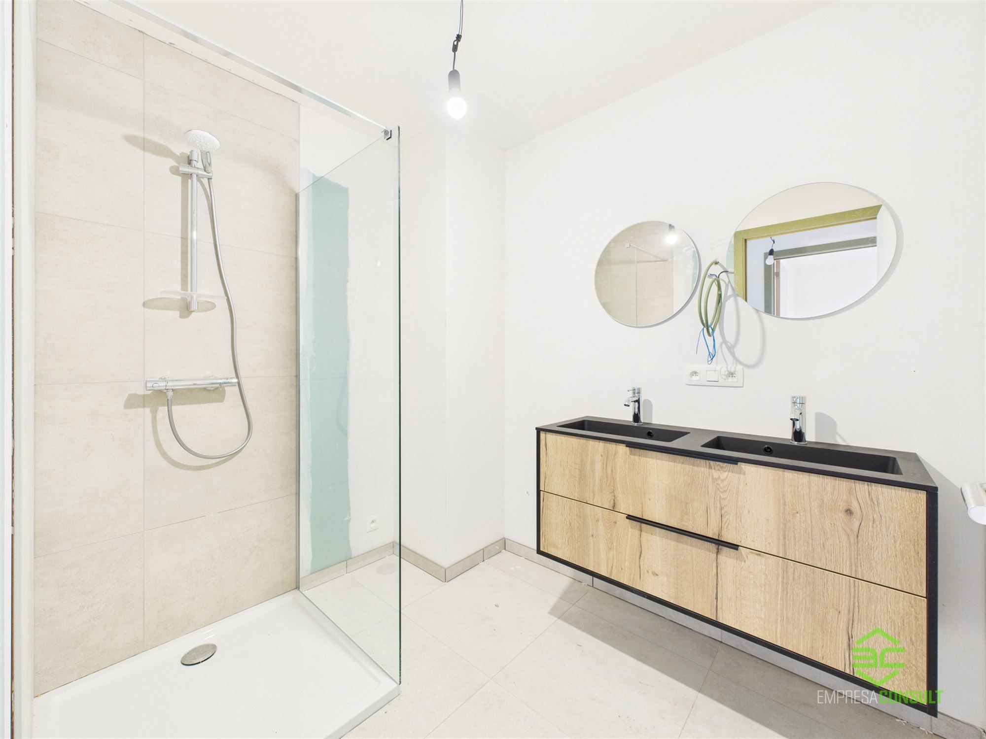 Afgewerkte nieuwbouwwoning met 4 slpk en E-peil 0! foto 12