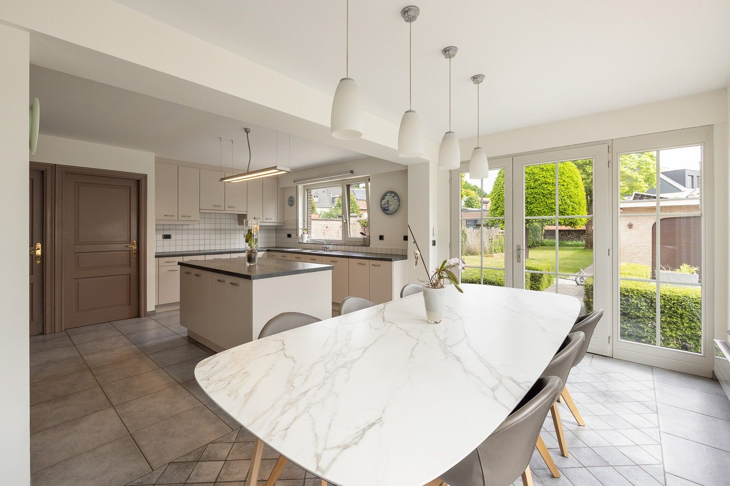 Instapklare, ruime woning met 4 slaapkamers, zonnig terras en multifunctioneel bijgebouw foto 6