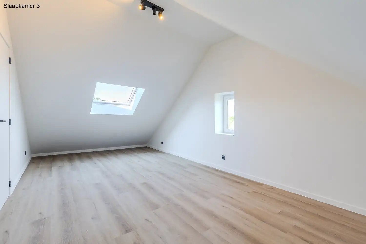 Volledig gerenoveerde huurwoning met drie slaapkamers en ruime tuin op toplocatie in Rekem foto 27