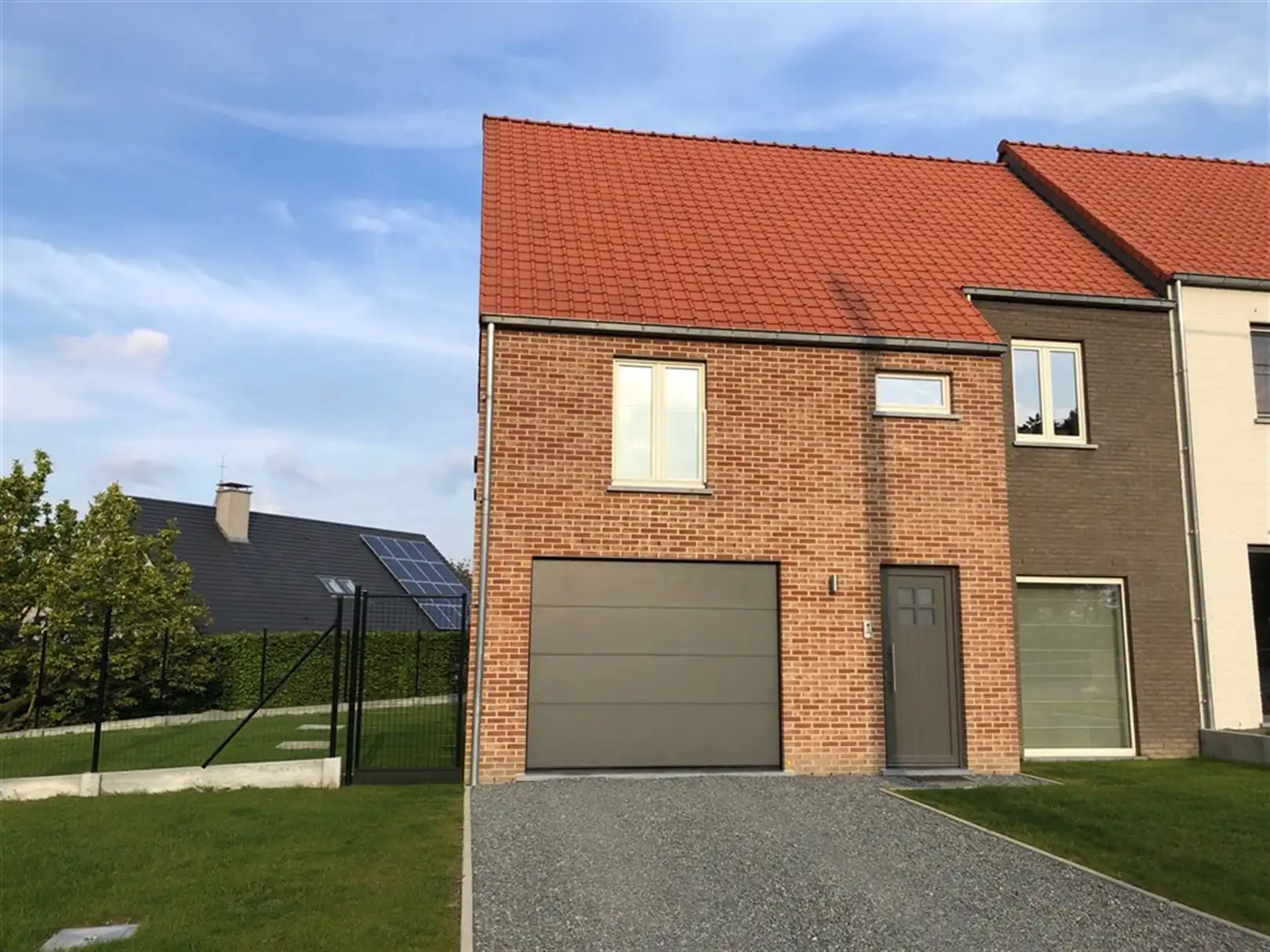 Instapklare woning TE HUUR  met vlotte bereikbaarheid. foto {{pictureIndex}}